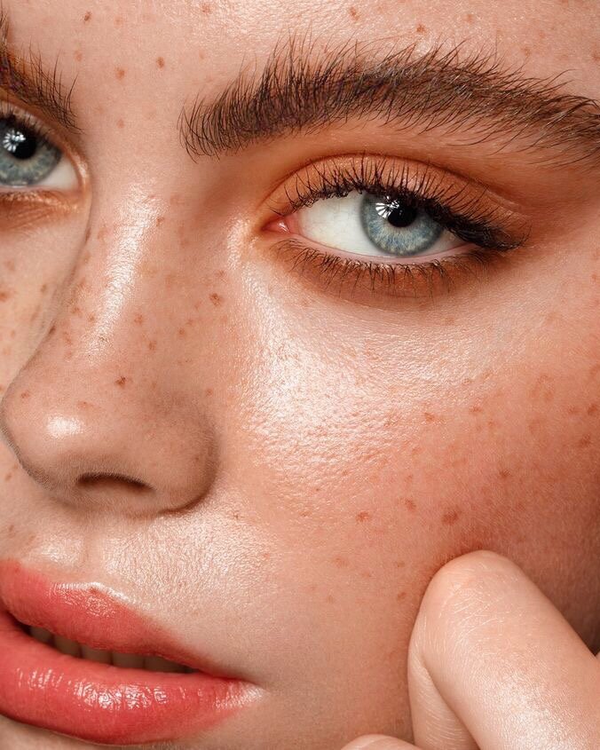 Даже небольшим количеством косметики женщина осеннего типа может значительно изменить свою внешность. С помощью крупицы оттеночного средства и губной помады она может подчеркнуть свою природную красоту или, накрасившись чуть ярче, превратиться в королеву ночи.