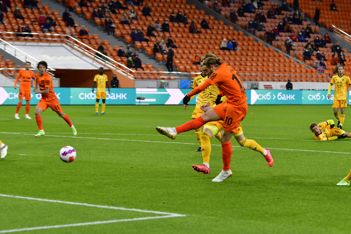 Бикфалви бьет и забивает за  "Урал".                      фото: картинки  яндекса. 