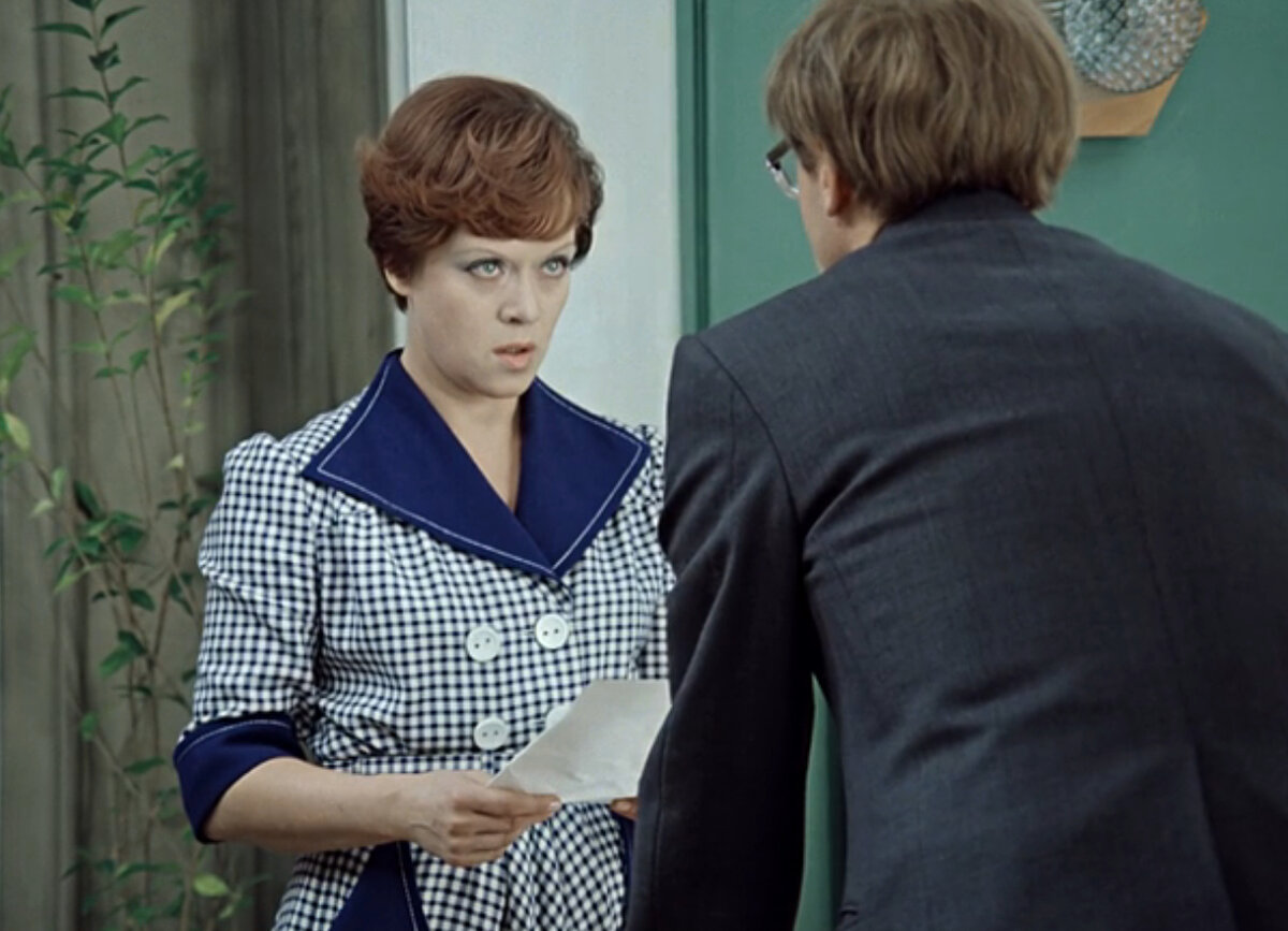 Кадр из кинофильма "Служебный роман", 1977 г., режиссер Эльдар Рязанов, сценаристы Эмиль Брагинский, Эльдар Рязанов, композитор Андрей Петров (скриншот)
