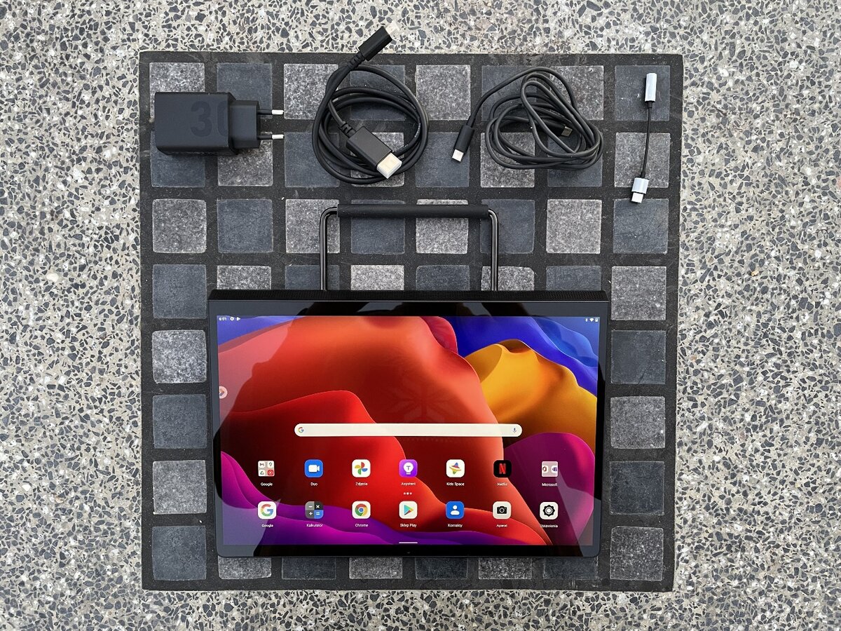 Lenovo Yoga Tab 13 отличает очень полный комплект поставки