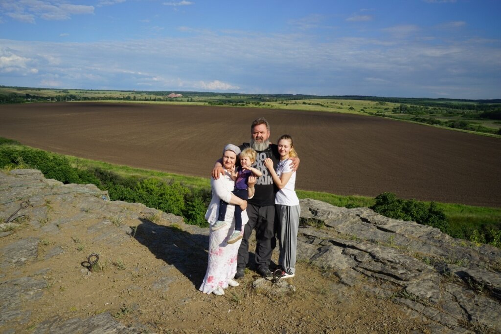 Отец Андрей с семьей: матушкой Ольгой, дочерью Ксенией и младшей приемной дочкой Никой.