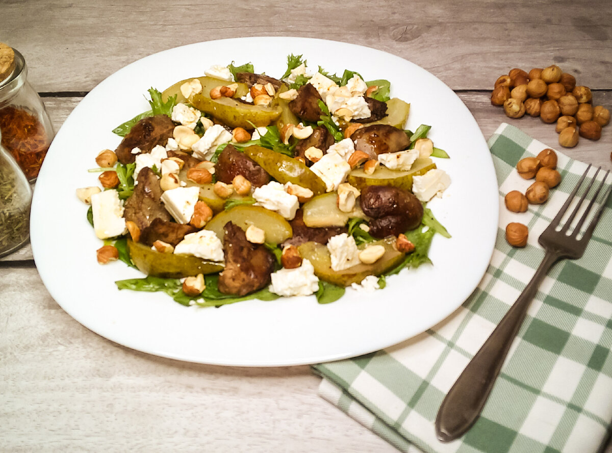 Изысканный салат с куриной печенью и грушей