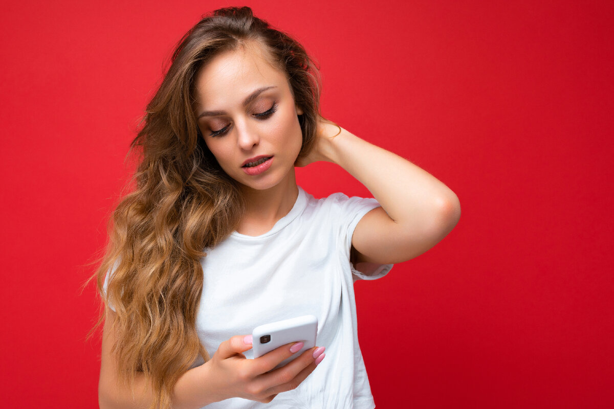 Девушка со смартфоном.