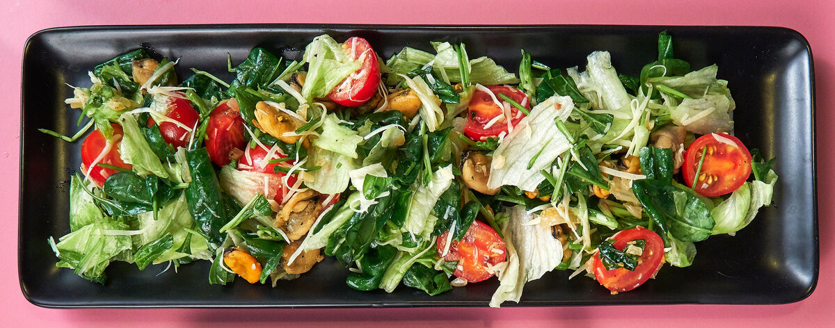 Выглядит салат потрясающе ярко и аппетитно. Фото автора