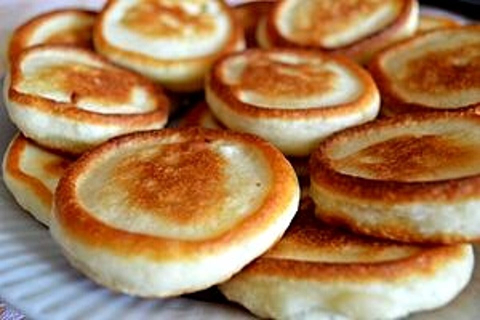 Нам понадобится: Кефир - 200 мл
Сахар - 1 ч.л.
Ванильный сахар - по вкусу 
Сода -0,5 ч.л.
Соль - по вкусу
Растительное масло - 1 ч.л.
Мука - 0,5 стакана
Мука+сахар+ванильный сахар+соль+сода - Перемешать
+Кефир - Перемешать + растительное масло 1 ч.л.
Тесто должно быть, как Очень густая сметана!
Жарим на растительном масле, на сковороде. 
Излишки масла мне помогают собирать бумажные полотенца, я их стелю прямо на тарелку.
Получается -  10 шт оладушек.