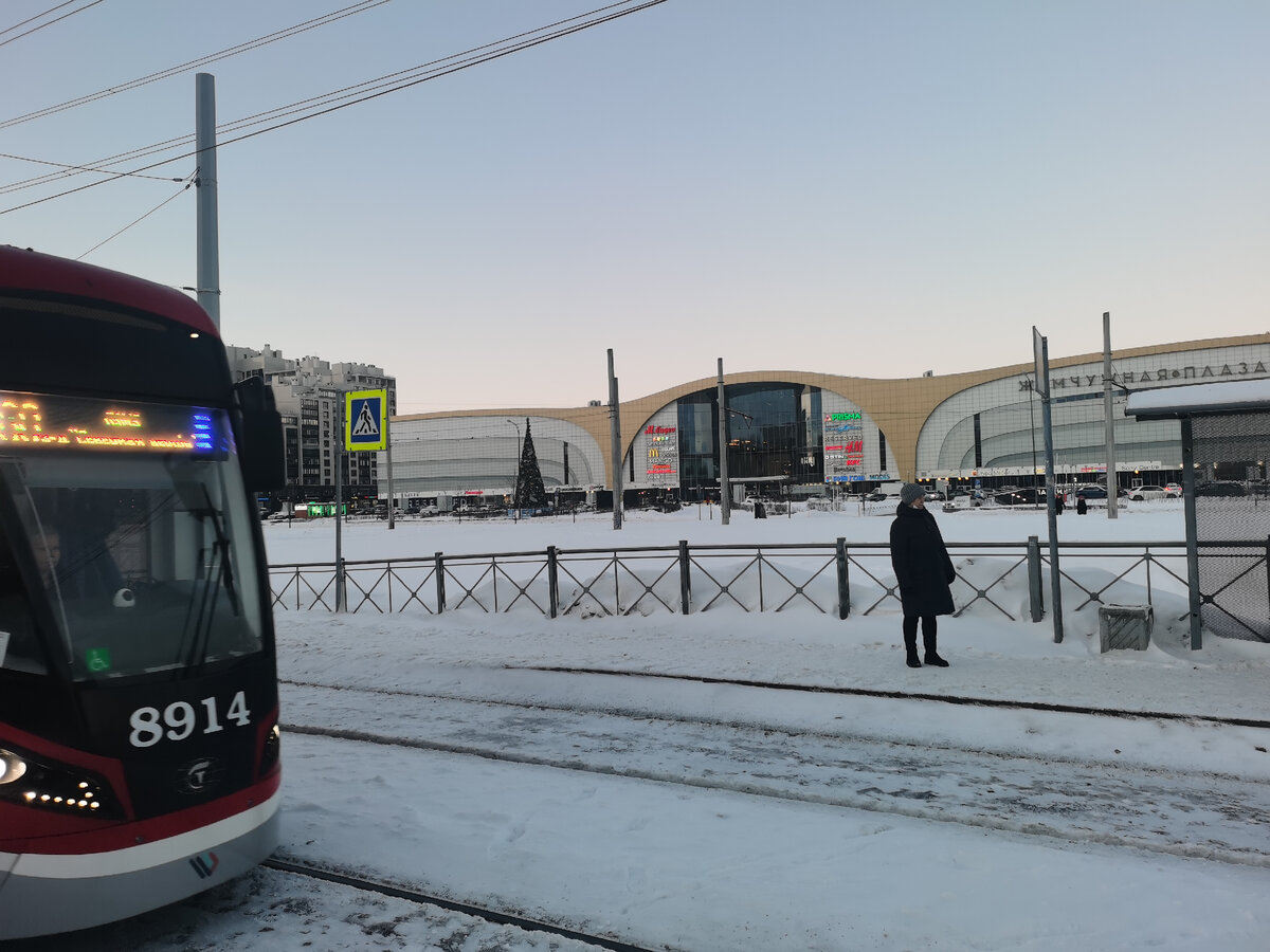 Трамвайная линия, идущая до Стрельны. Поездка до Автово занимает 20-30 минут.