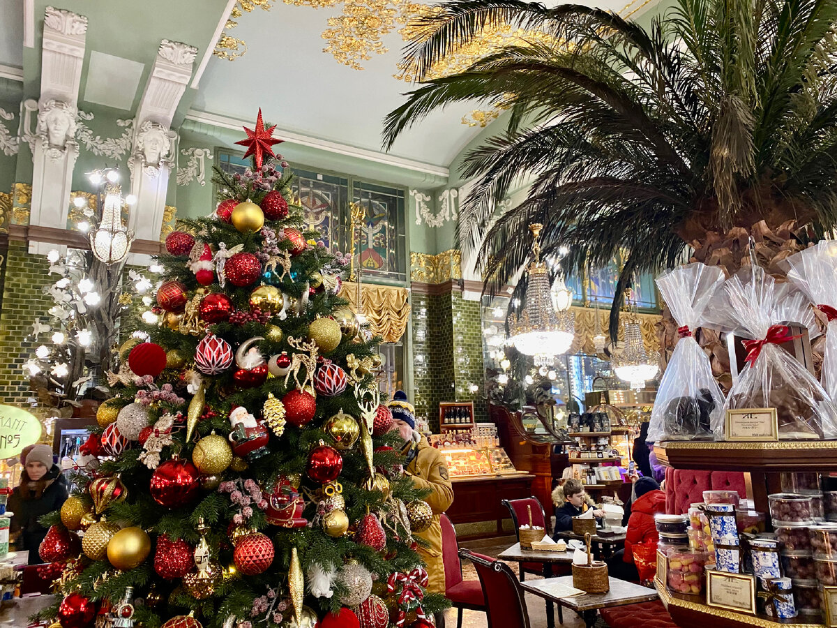 Фото автора. Роскошный магазин Купцов Елисеевых в Петербурге. 