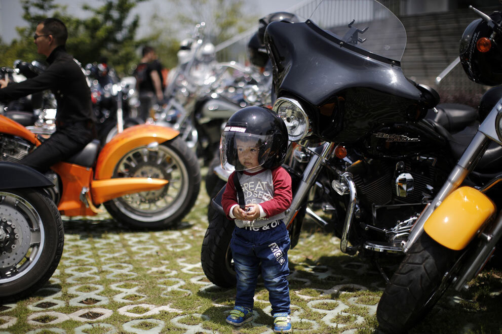 Можно возить ребенка на мотоцикле. Ребенок байкер. Дети мотоциклисты. Мотоцикл для детей. Смешные мотоциклы.