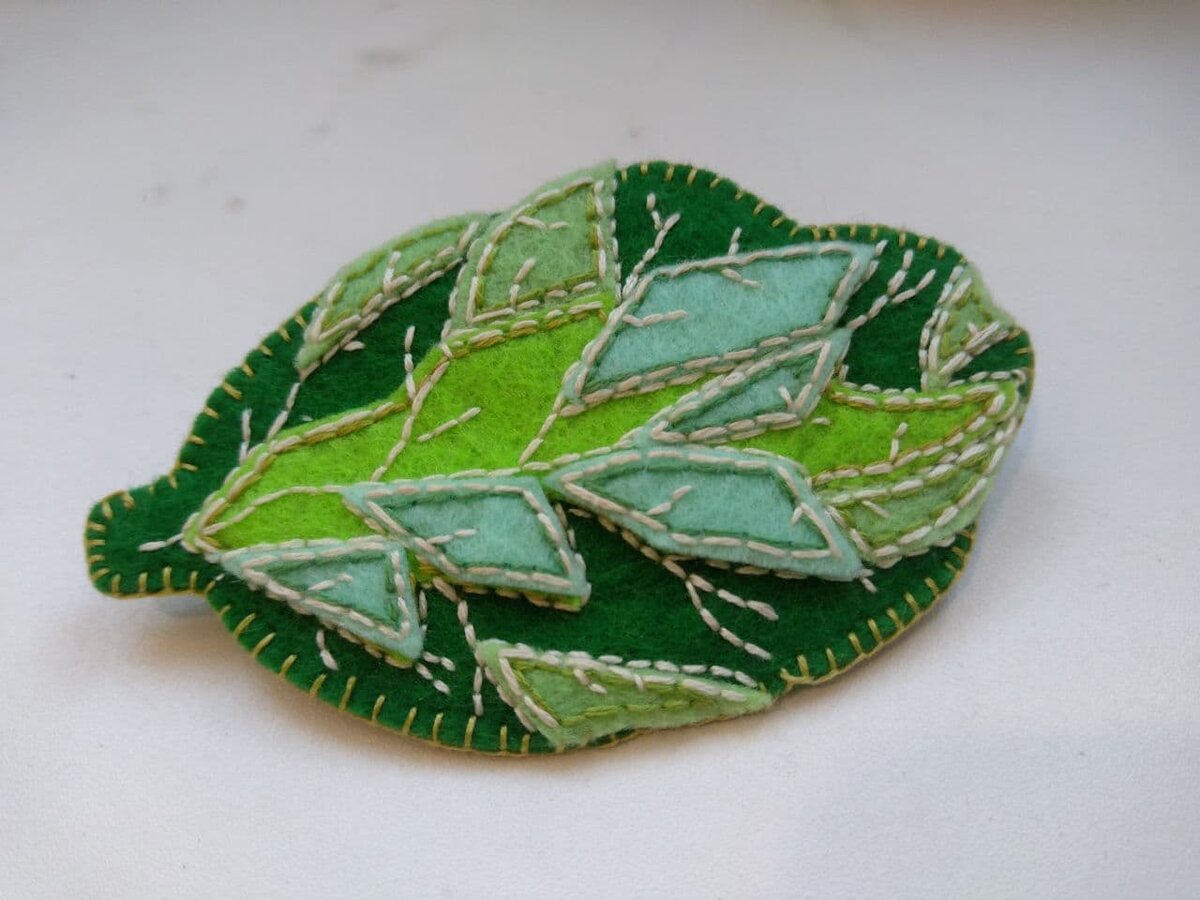 Зеленый лист символизирует возрождение новой жизни