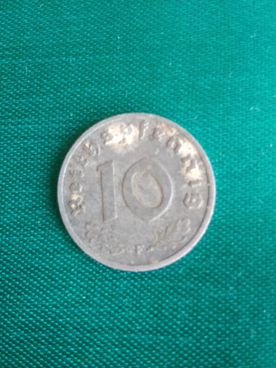  Монета " 10 пфеннигов". Монета Германии (Третий  рейх). На аверсе мы видим номинал монеты  - 10 . Цифра внизу обрамлена дубовыми ветками и надпись "Рейх пфенниг". 