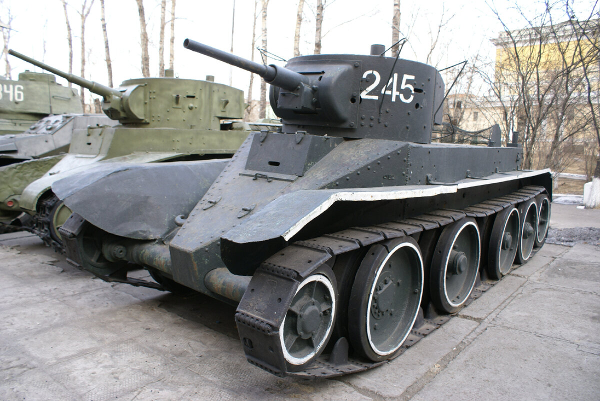 Танк БТ-5 (музейный экспонат)