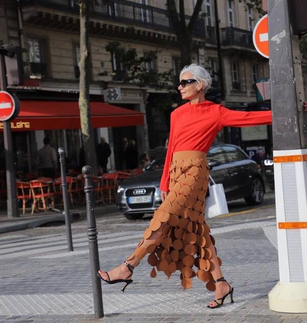 Фото @GRECEGHANEM    В данном случае очень интересно: на фото три  разных предмета практически одного цвета верхняя блуза, дорожный знак и тент над столиками, и да, кажется и стулья в обивке содержат этот цвет. Браво фотографу!                                      