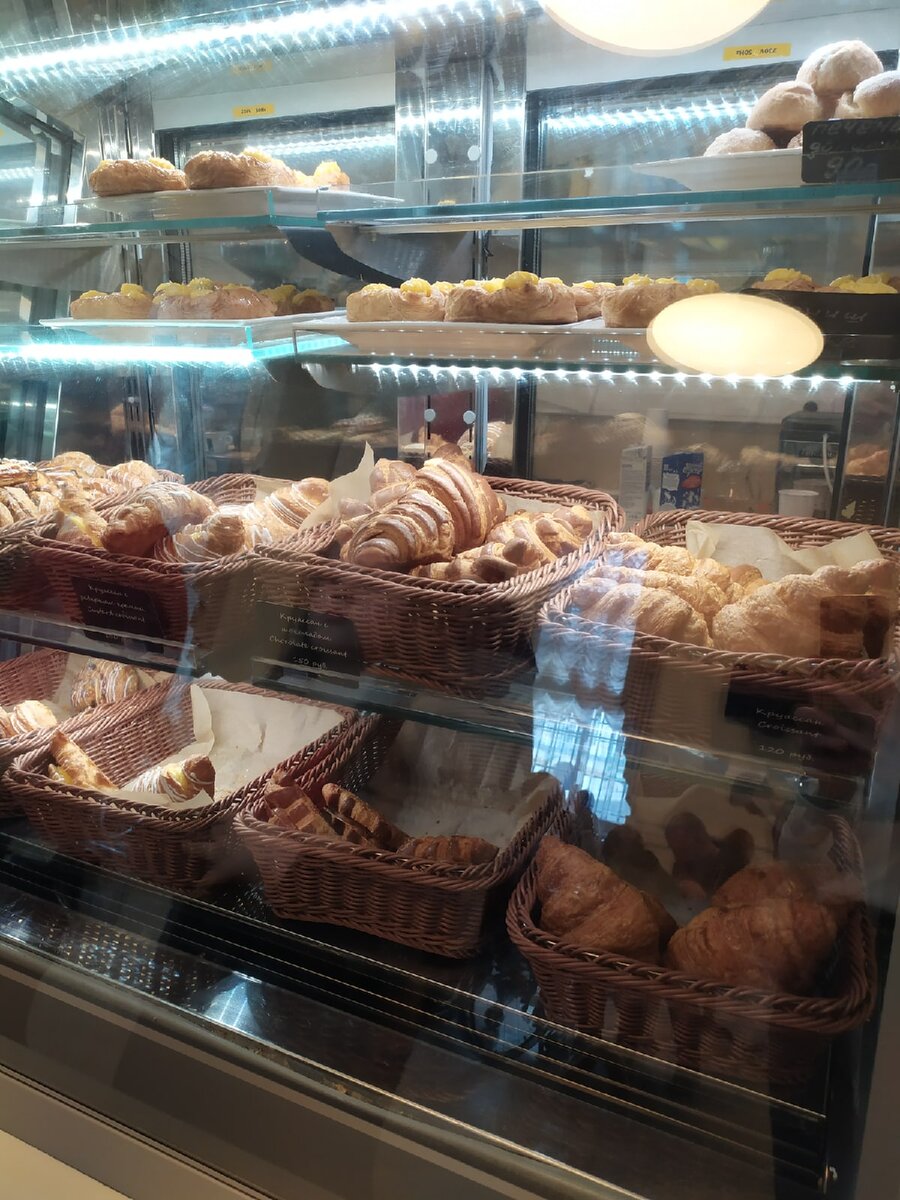 В кафе помимо салатов и пирожных продаётся ещё и выпечка 