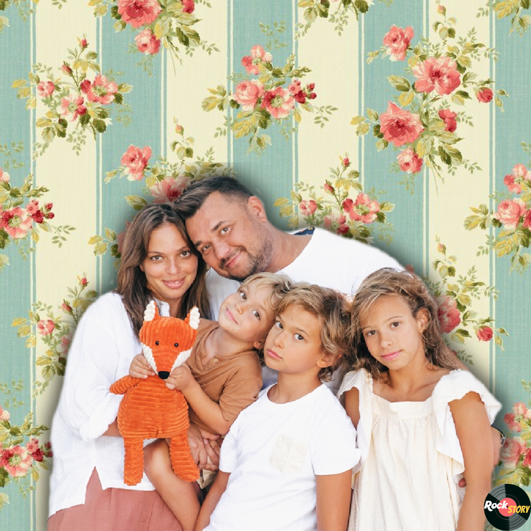 На фотографии: Сергей Жуков с женой и детьми