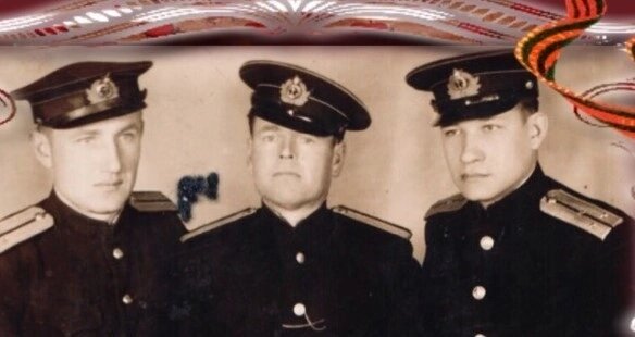 На фото: в центре мой дедушка Миша, с боевыми товарищами, так же воевавшими на Ладожских тендерах.