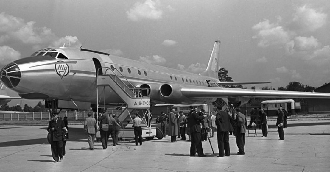 Первый реактивный пассажирский самолет. Ту-104 пассажирский самолёт. Туполев реактивный пассажирский самолет ту 104. Туполев ту-110. Ту-110 пассажирский самолёт.