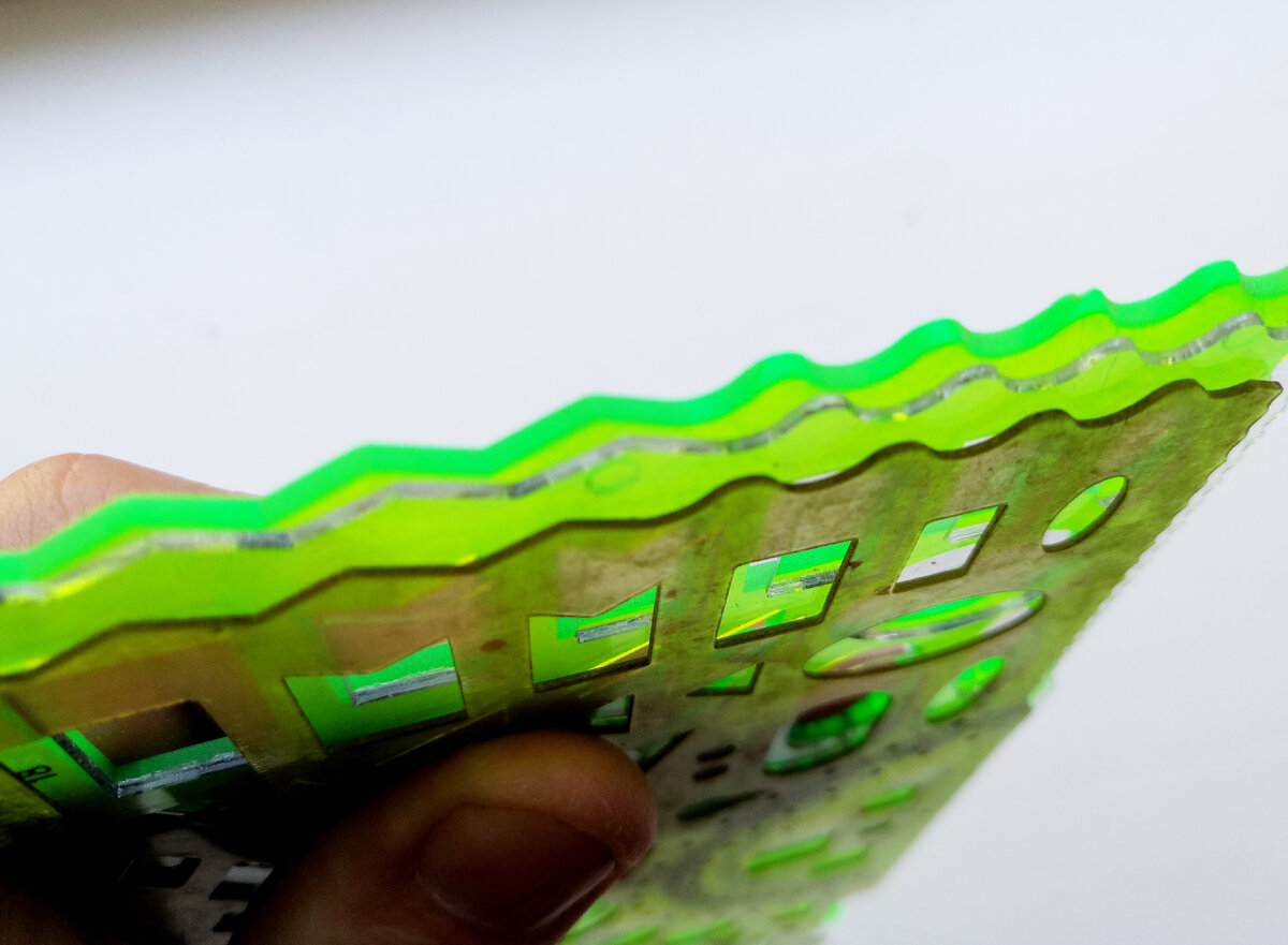 Вот толщины офицерских линеек. Зеленая, российская и советская. 