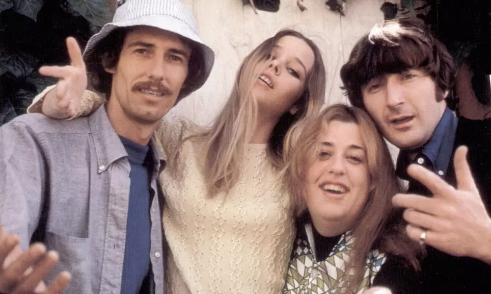 "The Mamas & the Papas". Слева направо: Джон Филлипс, Мишель Филлипс, "Мама" Касс Эллиот, Денни Доэрти