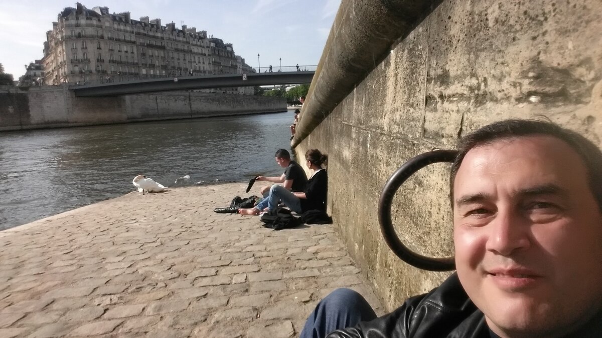 Один солнечный весенний день в центре Парижа