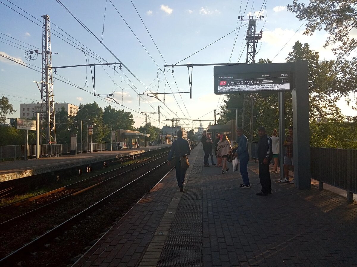 Вид в сторону ст. Подмосковная. Люди стоят в ожидании своих электропоездов...