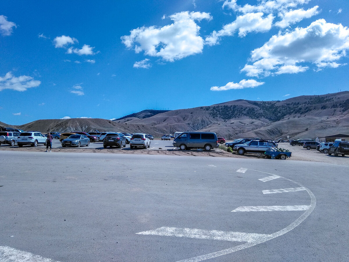 Сейчас на Меганоме заасфальтировали автостоянку. Была просто ровная площадка.