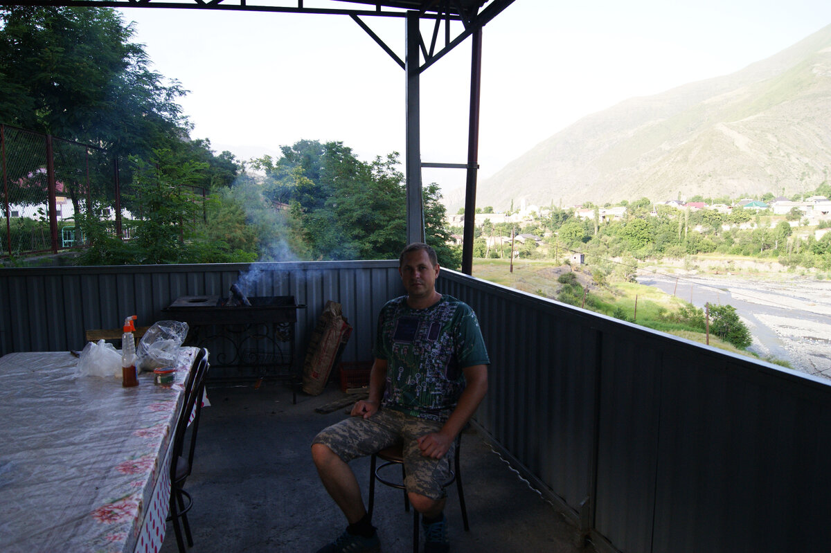 открытая беседка с мангалом на территории