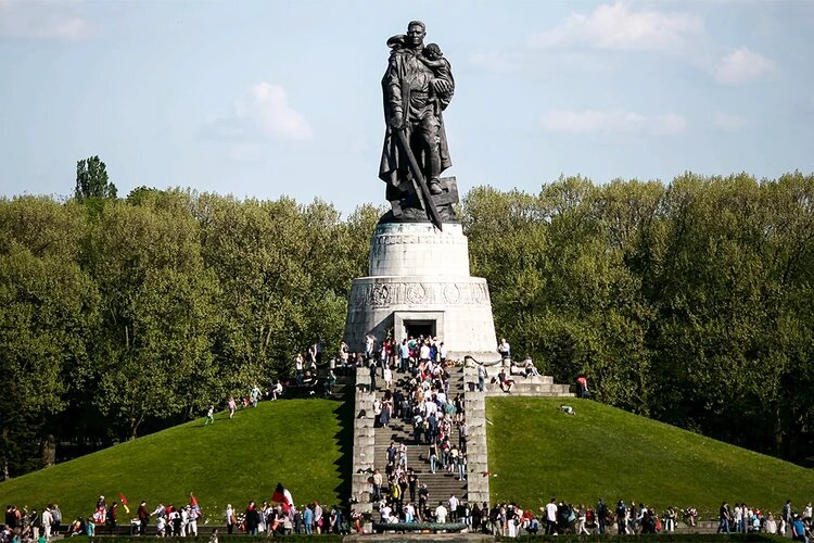 "Воин-освободитель" в берлинском Трептов-Парке