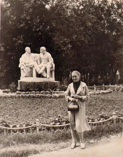 Памятник ленин и сталин на скамейке