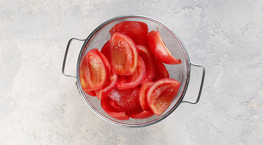 Шаг 1
Для приготовления хреновины классическим способом подготовьте помидоры: разрежьте на четвертинки, удалите семена вместе с жидкостью, они здесь не понадобятся. Слегка посолите помидоры (пары щепоток соли достаточно) и положите в дуршлаг, чтобы вытекла лишняя 