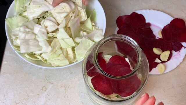 С мёдом, водкой и брусникой. Как замариновать капусту на зиму