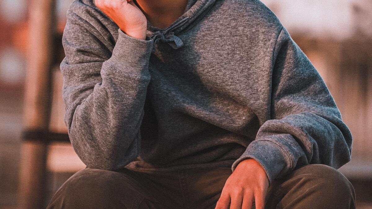    Подросток сидит на улице:pexels.com