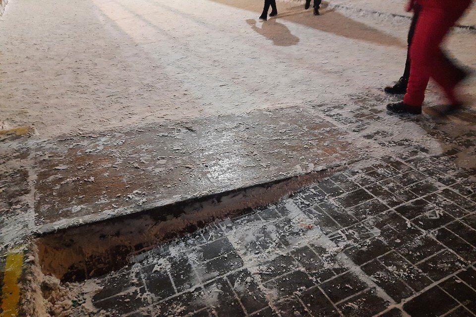     Новосибирцы пожаловались на обледеневшие входы в метро. София БЕРЕЗОВСКАЯ