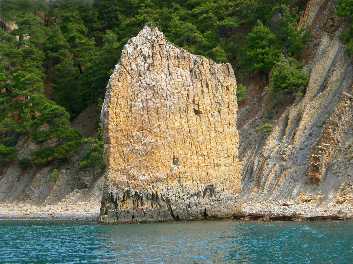 геленджик скала в море