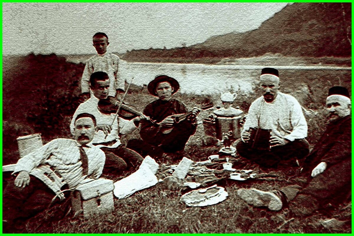 Хади Кильдибек (слева), мальчик со скрипкой - Султан Габаши, Хәсән-Гата Габәши (справа)
Фото 1909 года. Фото: http://www.millattashlar.ru/