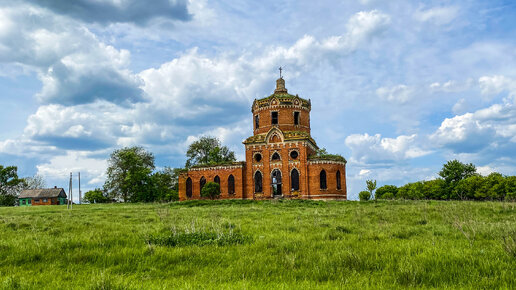 Вымирающая деревня Поповка Тульской области. Жителей там уже нет, но сохранилась красивая полуразрушенная церковь