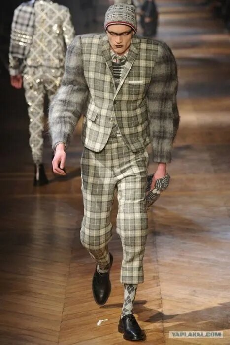 Чувак из Волгограда идет домой после победы в суде, вижу так