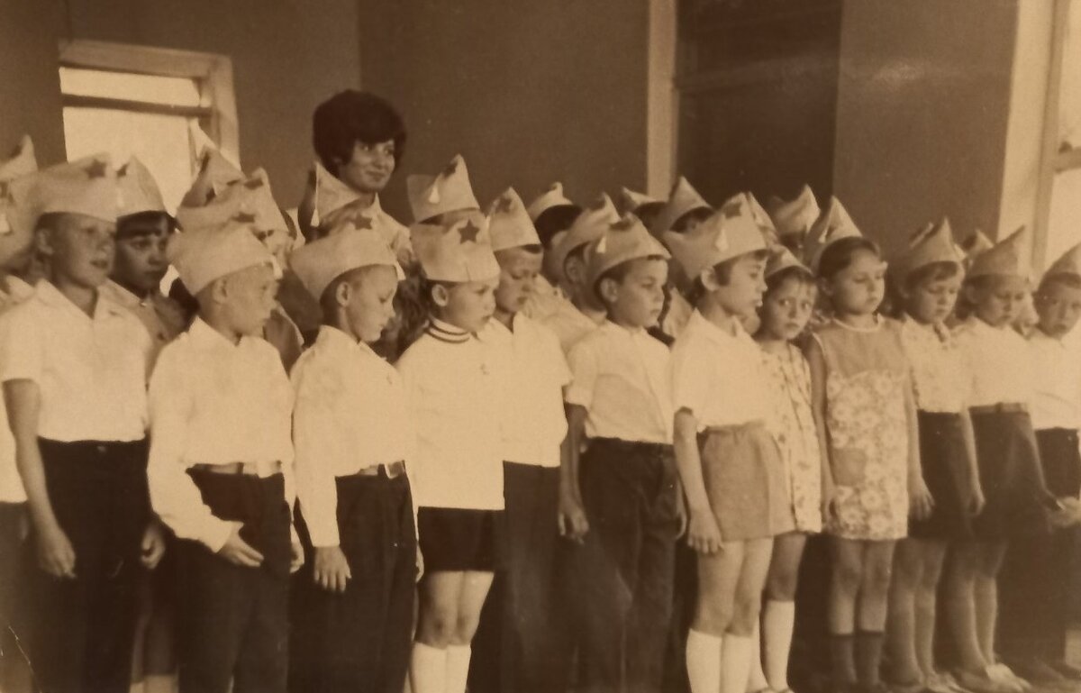 Самый младший 5 отряд на сцене лагерного клуба. 1972 год