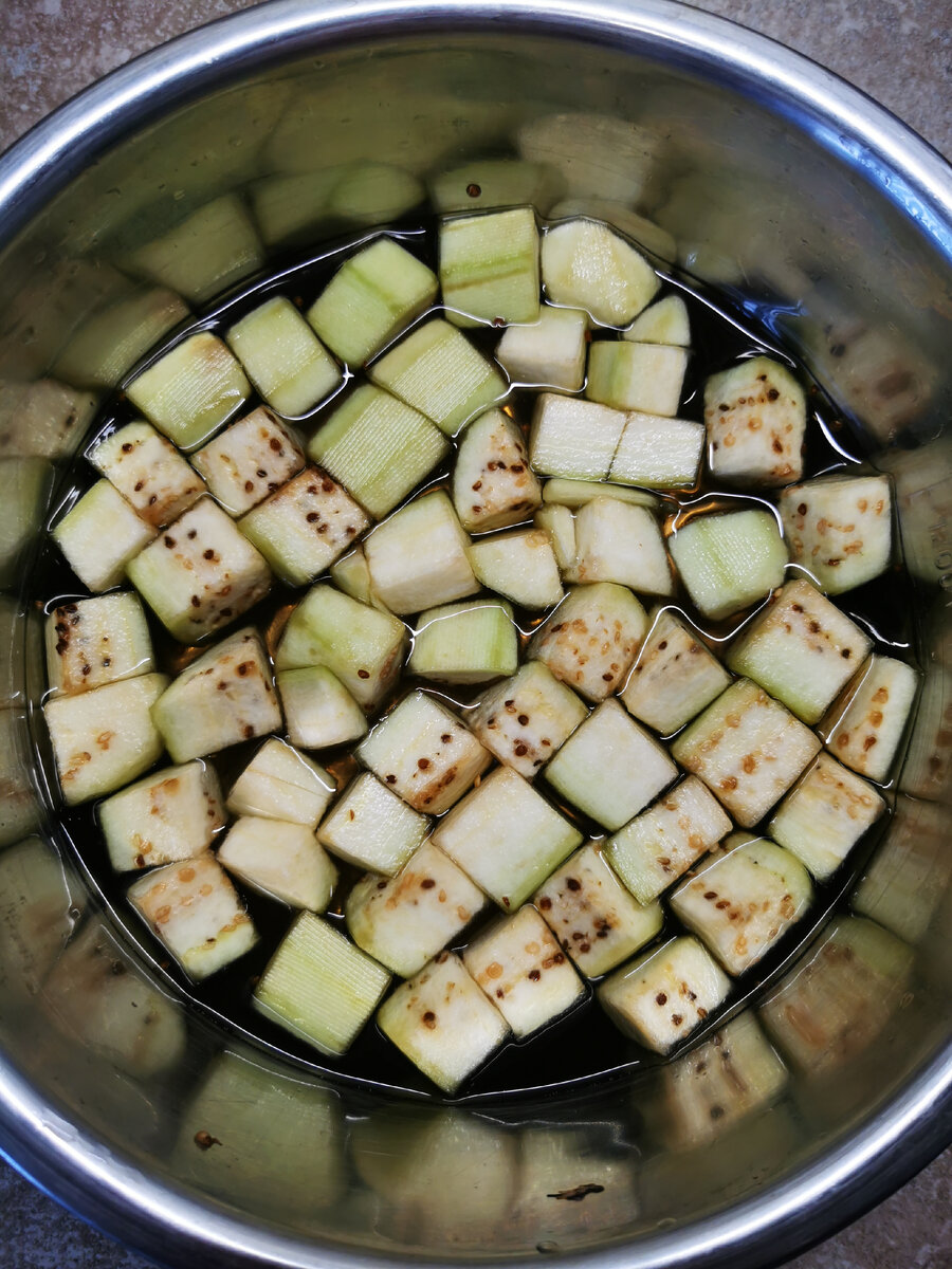 10 мин. в соляном растворе хватит, чтобы баклажаны стали мягкими и отдали лишнюю синильную кислоту, которая содержится в их составе. 