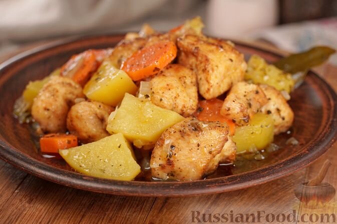 Питательное и вкусное блюдо из продуктов, которые практически всегда найдутся под рукой. Тушёная картошка получается мягкой, но не распадается, а кусочки куриной грудки за счёт предварительного обжаривания и последующего тушения – сочными и нежными. Обжаренные морковь, лук и чеснок, а также букет ароматных пряностей добавляют этому простому блюду яркие вкусовые оттенки. Продукты (на 2 порции)
Куриное филе - 400 г
Картофель - 315 г
Морковь - 100 г (1 шт.)
Лук репчатый - 120 г (1 шт.)
Чеснок - 5 г (1 зубчик)
Мука - 25 г (1 ст. ложка с горкой)
Соль - 1 ч. ложка (по вкусу)
Перец чёрный молотый - 0,5 ч. ложки
Паприка сладкая молотая - 0,5 ч. ложки
Чеснок сушёный молотый - 0,5 ч. ложки
Лавровый лист - 1 шт.
Перец душистый горошком - 2-3 шт.
Прованские травы сушёные - 1 ч. ложка
Масло растительное - 30 мл (2 ст. ложки)