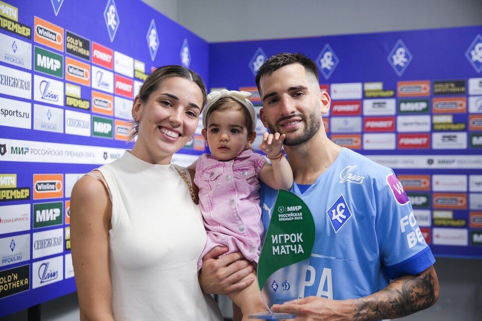    Вся семья футболиста. Сайт ПФК "Крылья Советов"