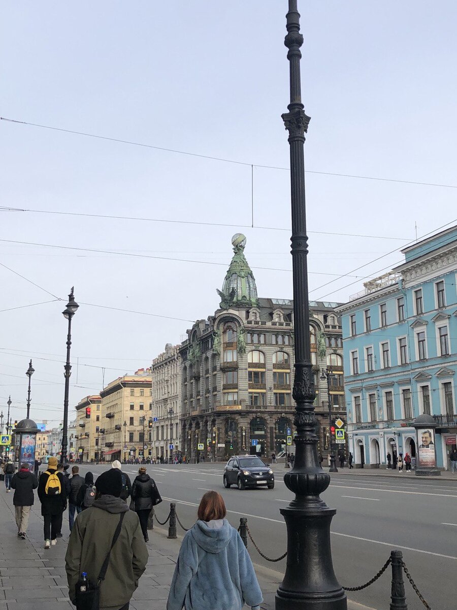Это мы гуляем по Невскому Проспекту.