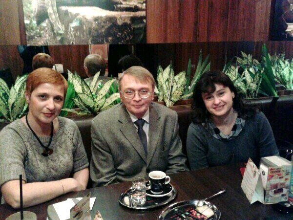 Лучшая подруга Юлечка, Андрей Борисович и я, уничтожающие запасы кофе Петербурга