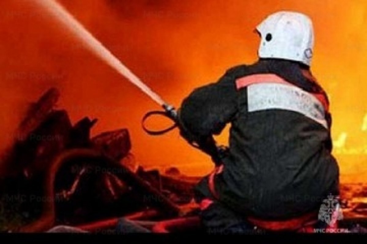    В Новороссийске на площади 1300 кв. м горит грузовой терминал