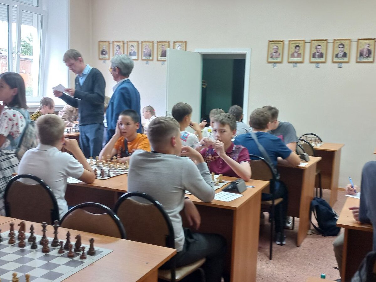 Пятков Гриша (в жёлтой рубашке)