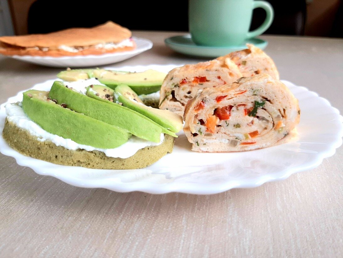 Завтрак от Валентины: шпинатная булочка, рикотта, авокадо. Яичный рулет с начинкой: перец сладкий красный, сельдерей, зелень.