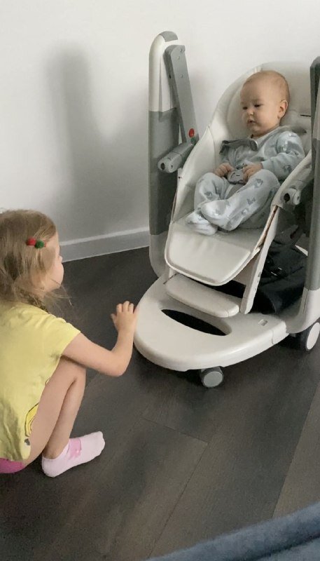 Мирослава качает братика на стуле
