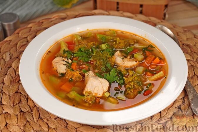 куриное филе, брокколи, кабачки, перец болгарский, морковь, лук репчатый, чеснок, томатная паста, травы прованские, соль, перец чёрный молотый, масло оливковое, зелень