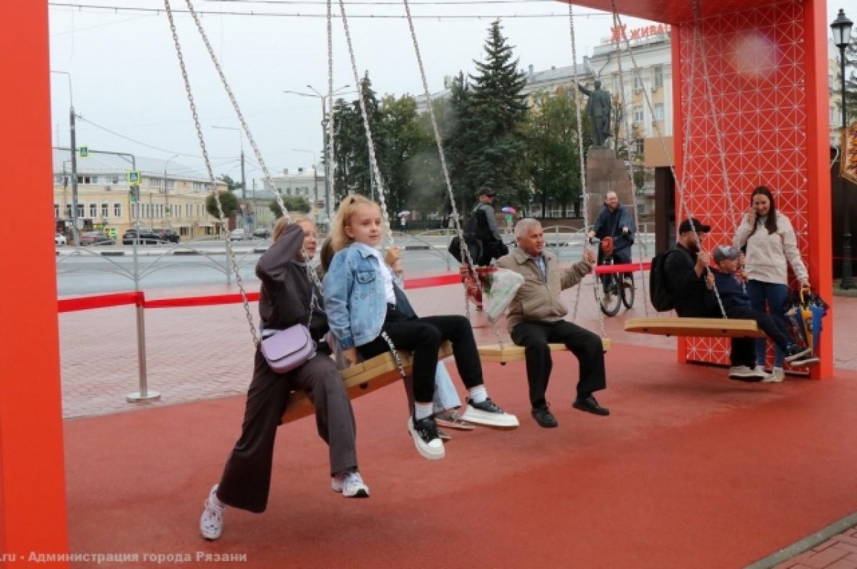    В Рязани открыли панорамные качели в сквере у торговых рядов