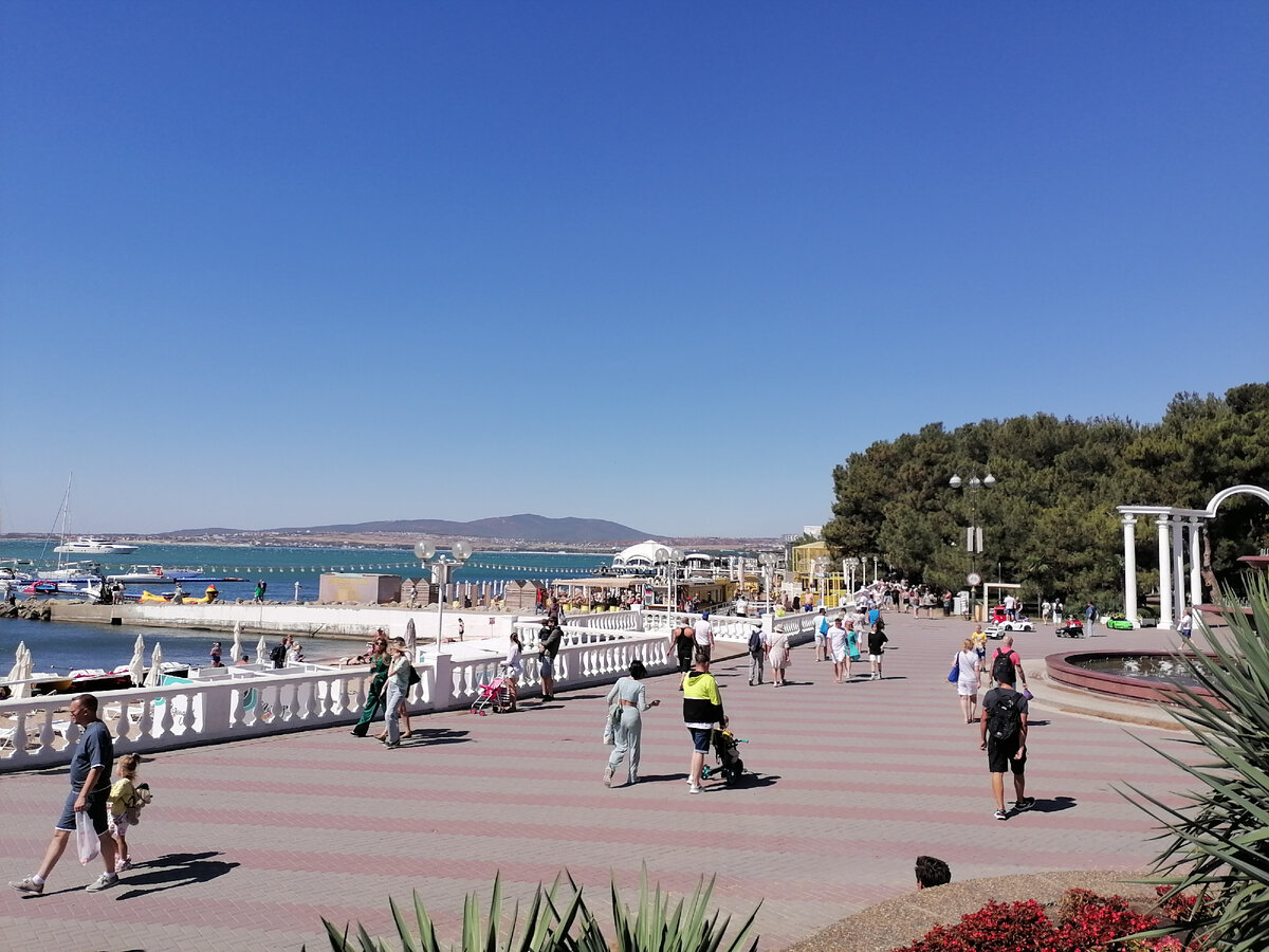 Набережная г.Геленджик. Фото автора. 2023г. Больше фото в карусели.