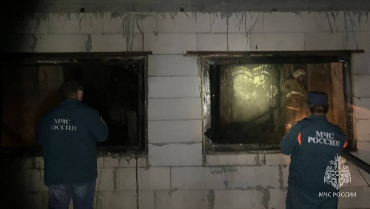     В Ростовской области 12-летний мальчик из многодетной семьи погиб из-за отравления дымом, его близким удалось спастись, об этом сообщили в пресс-службе МЧС региона.